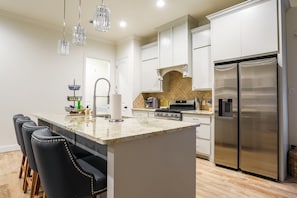 冷蔵庫、電子レンジ、オーブン、コンロ