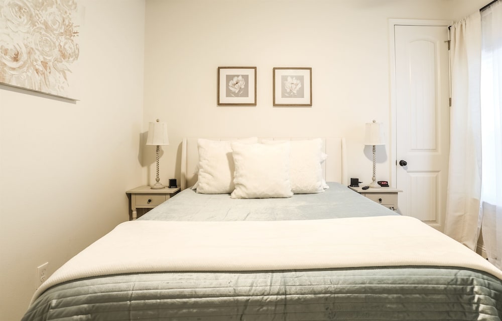 Upscale in Uptown West 4/2/2 Lubbock Vrbo