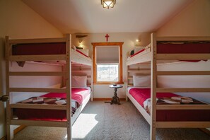 5 bedrooms, iron/ironing board, WiFi, bed sheets