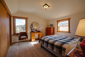 5 bedrooms, iron/ironing board, WiFi, bed sheets - Home with sweeping views of the Moreno Valley and Wheeler Peak (Angel Fire)