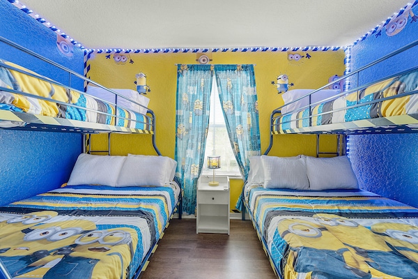 Second floor kids bedroom with two sets of twin/queen bunk beds