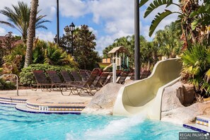 Una piscina al aire libre, una piscina climatizada