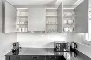 Kühlschrank, Mikrowelle, Ofen, Herdplatte