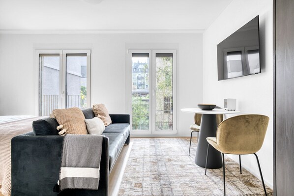 TV, stereo - Amazing Wiedikon 1 Room w/ Storage & W/D, 1 min to Market, by Blueground (Zurich)