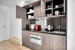 Réfrigérateur, four à micro-ondes, un four, surface de cuisson