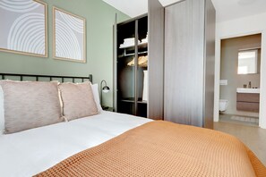 Iron/ironing board, WiFi, bed sheets - Airy Wiedikon 1.5 Room w/ Storage & W/D, 1 min to Market, by Blueground (Zurich)