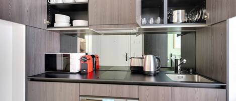 Kühlschrank, Mikrowelle, Ofen, Herdplatte