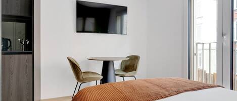 Tabla de planchar con plancha, wifi y ropa de cama