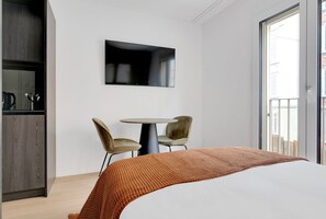 Tabla de planchar con plancha, wifi y ropa de cama