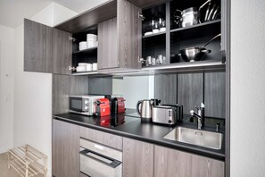 Réfrigérateur, four à micro-ondes, un four, surface de cuisson