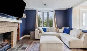 Smart-TV, Tischtennisplatte, Bücher, Arbeitsbereiche