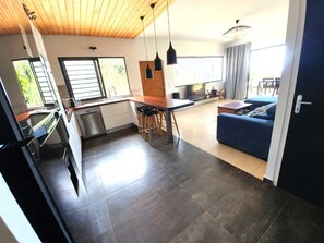 Deluxe-huvila | Yksityinen keittiö | Täysikokoinen jääkaappi, mikroaaltouuni, uuni, liesi