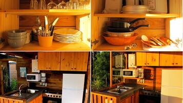 Full-sized fridge, microwave, oven, stovetop