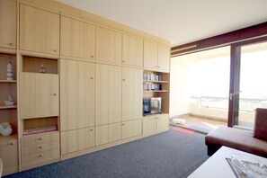 TV, stereo - Gmelinstraße 5 b, Whg. C2, By de Wyk - Holiday apartment. Wyk, 2 rooms, approx. 50 m² (Wyk auf Föhr)