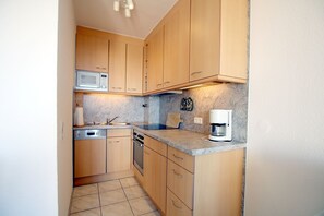 Fridge, microwave, oven, stovetop - Gmelinstraße 5 c, Whg. C3, By de Wyk - vacation apartment. Wyk, 2 rooms, approx. 50 m² (Wyk auf Föhr)