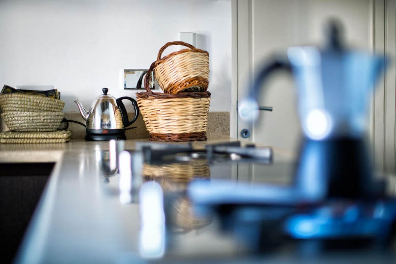 Réfrigérateur, un four, lave-vaisselle, cafetière-théière