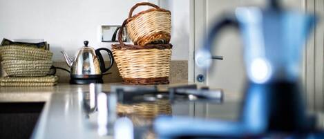 Réfrigérateur, un four, lave-vaisselle, cafetiÚre-théiÚre