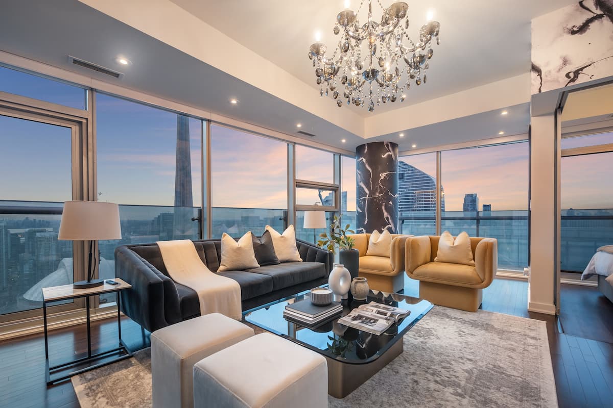Apartamento de lujo, 2 habitaciones, balcón, vistas al lago | 1 dormitorio, escritorio, espacio para trabajar con un portátil