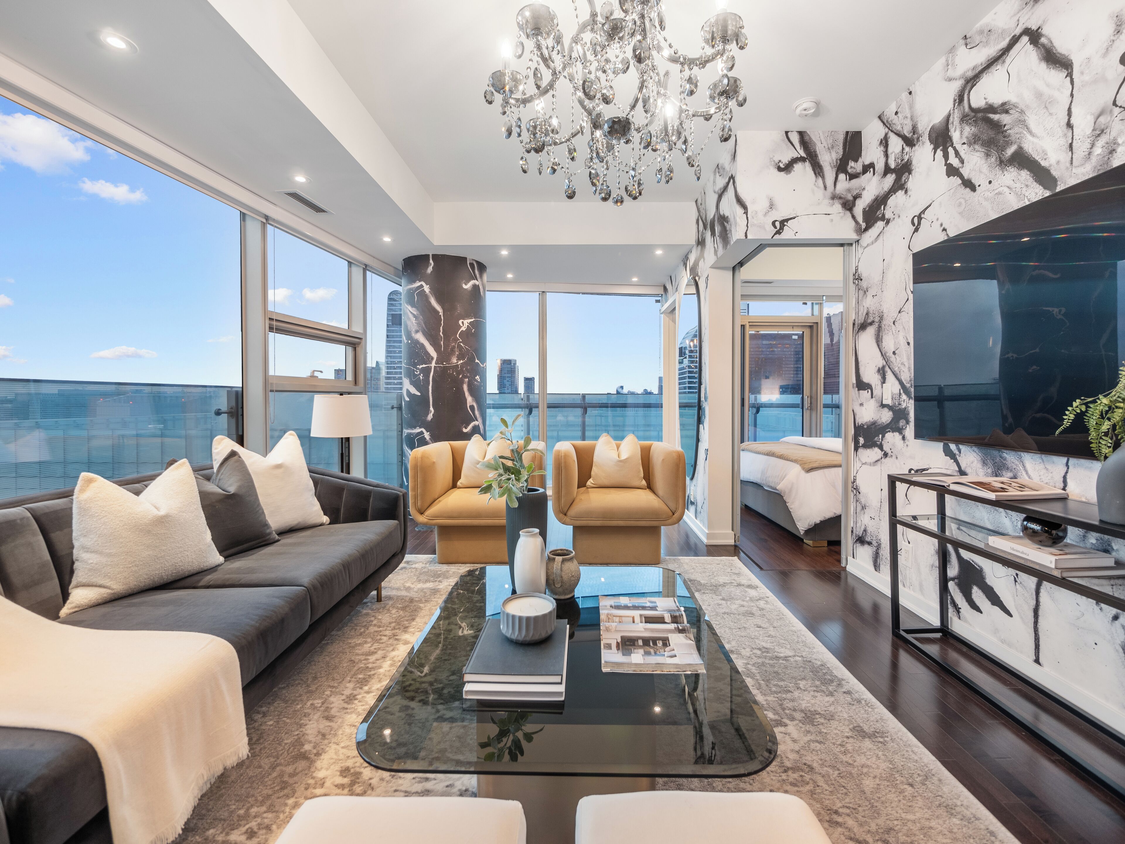 Luxe appartement, 2 slaapkamers, balkon, uitzicht op meer | Woonruimte | Een 55-inch ledtelevisie met digitale zenders, televisie en een kantoor