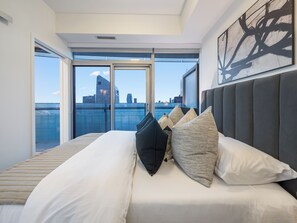 Escritorio, espacio para trabajar con laptop y wifi gratis