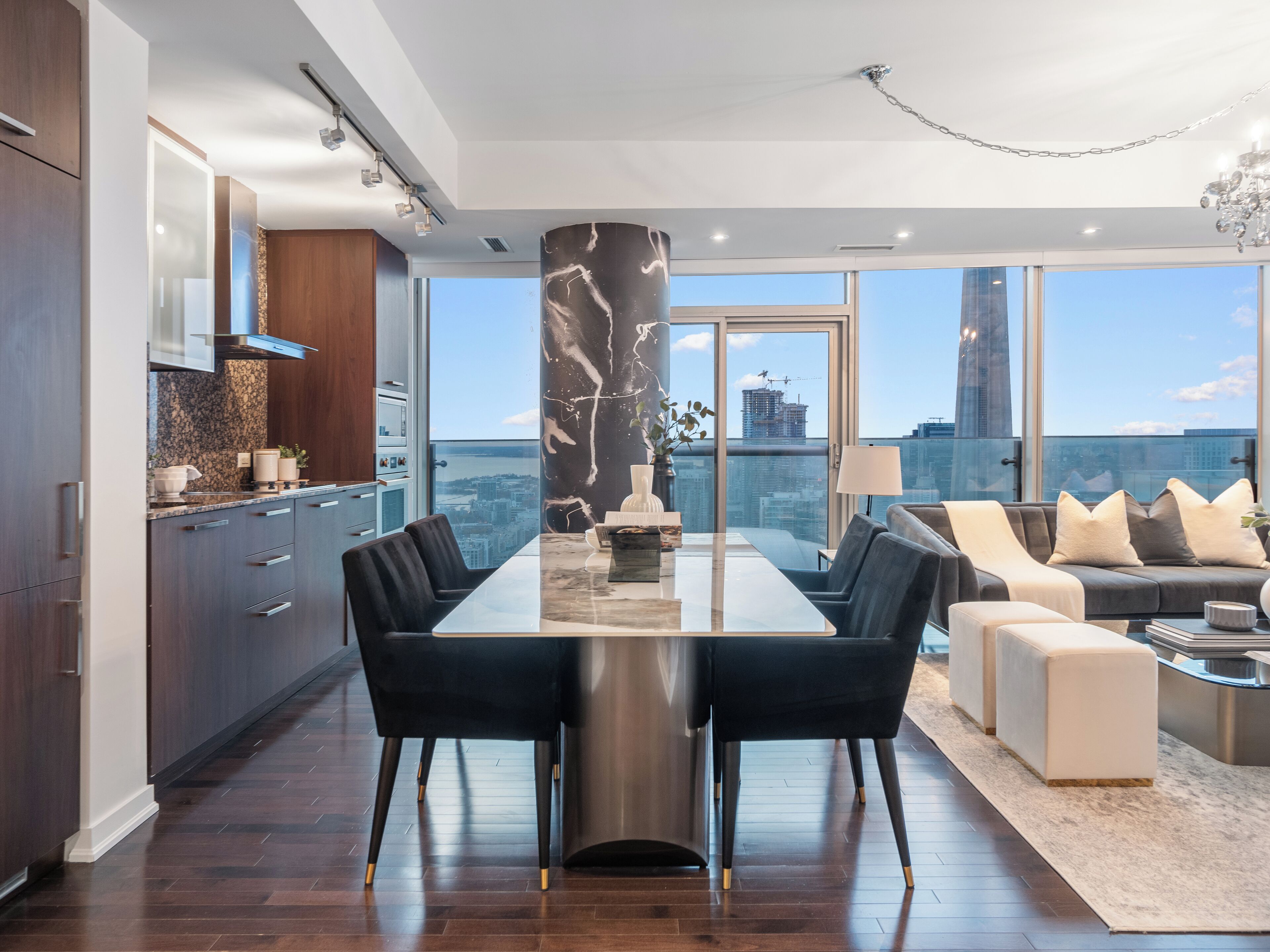 럭셔리 아파트, 침실 2개, 발코니, 호수 전망 | 거실 공간 | 디지털 채널 시청이 가능한 55인치 LED TV, TV, 사무실