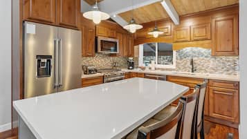 KylskÄp, mikrovÄgsugn, ugn och spishÀll