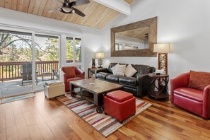 スマートテレビ、暖炉、DVD プレーヤー