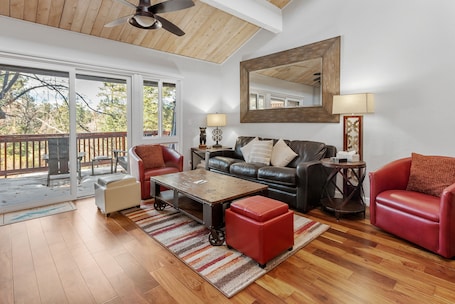 Smart TV, fireplace, DVD player. Snow Summit Thrush8 - Walk to Snow Summit, Hot Tub, Swimming Pool