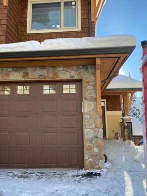 Exterior detail - Cozy Modern True Ski-in/Ski-out, Hot Tub, Townhouse (Sun Peaks)