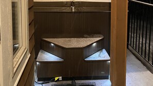 Ein Raumeck mit Holzwänden und einer geneigten Decke.