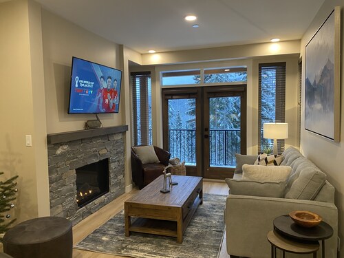 Cozy Modern True Ski-in/Ski-out, Hot Tub, Townhouse