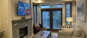 Cozy Modern True Ski-in/Ski-out, Hot Tub, Townhouse