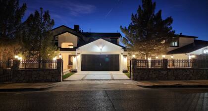 Swimming pool, 4 bedroom 2.5 bath + bonus room, outdoor dining and outdoor TV