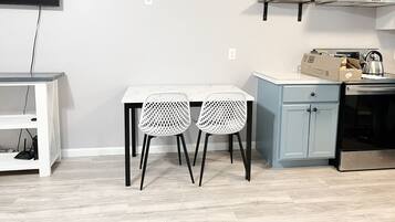 Réfrigérateur, micro-ondes, four, cafetiÚre/bouilloire