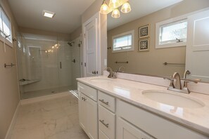 Combined shower/tub, towels - Summer Breeze - 5 BR Oceanside Home - Private Pool, Hot Tub, Short Walk To Beach (Southern Shores)