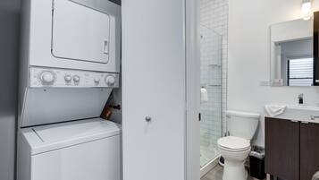 Studio | Bathroom | Towels, shampoo