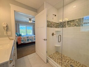 Combined shower/tub, towels