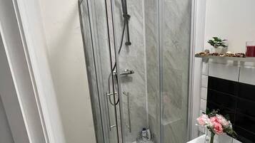 Douche, serviettes fournies