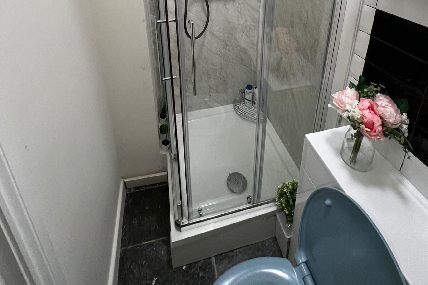 Een douche, handdoeken