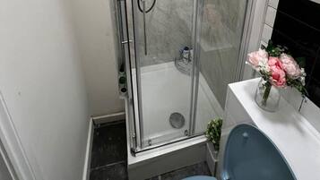 Een douche, handdoeken