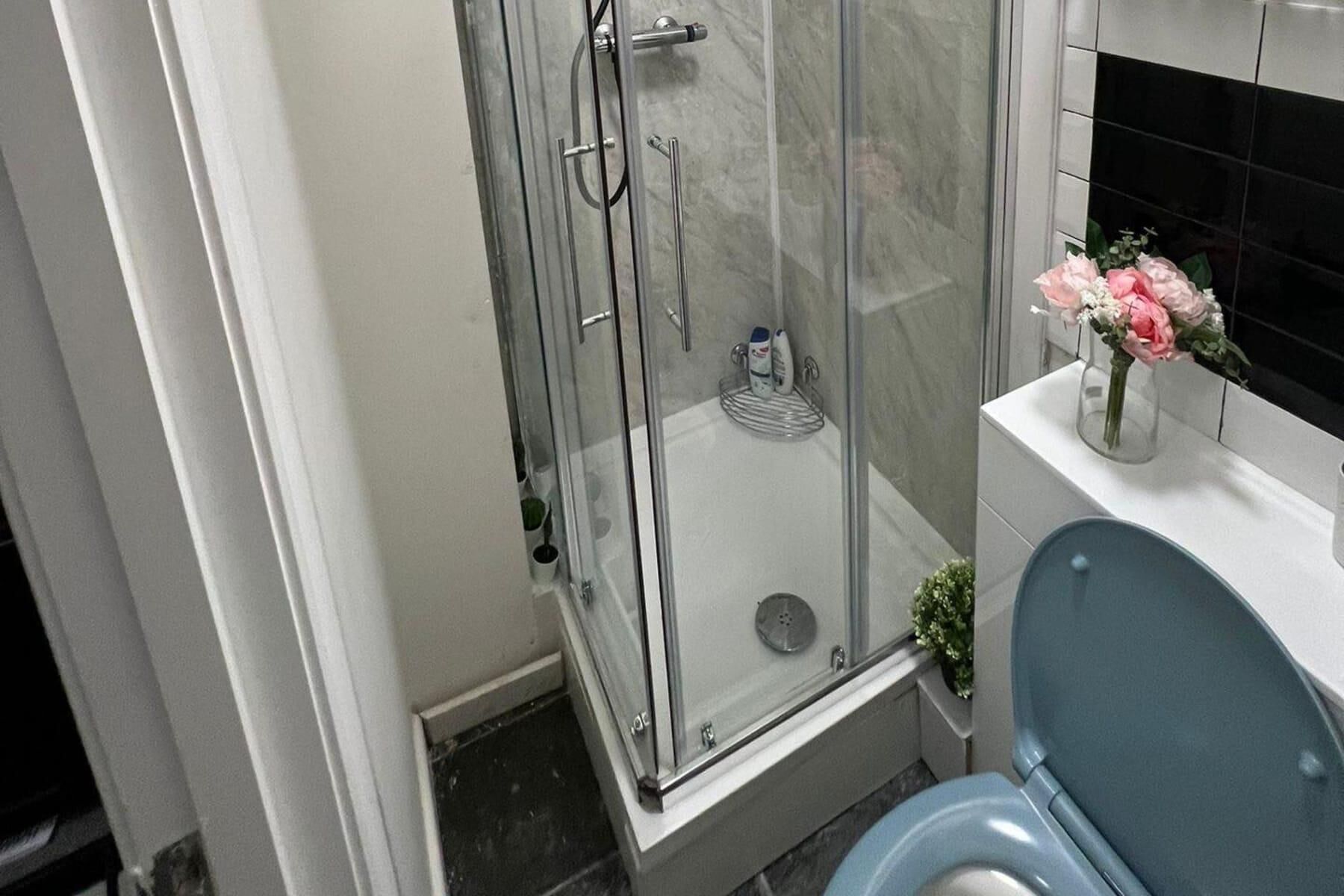 Douche, serviettes fournies