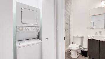 Room | Bathroom | Towels, shampoo