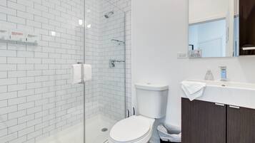 Room | Bathroom | Towels, shampoo