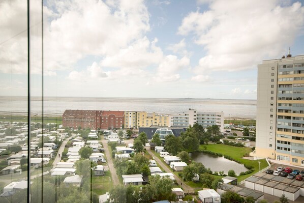Un hotel costero con varias construcciones, un puerto deportivo y vistas al mar.