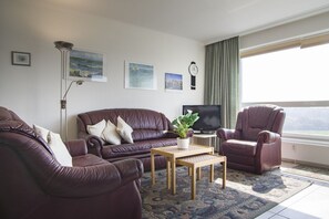 Tv, ett bordtennisbord och en stereo