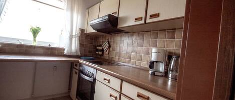 Fridge, oven, stovetop, coffee/tea maker