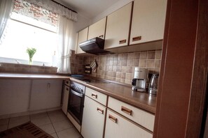 Fridge, oven, stovetop, coffee/tea maker