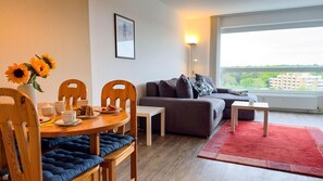 TV, DVD player, mesa de pingue-pongue, aparelho de som