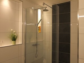 Douche, séchoir à cheveux, bidet