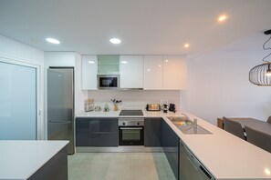 Kylskåp, mikrovågsugn, ugn och spishäll